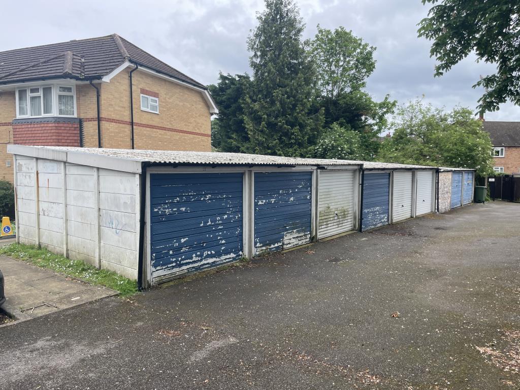 Lot: 131 - LAND AND 25 GARAGES WITH POTENTIAL - Garages 17 - 25 rear of Rusmere Court
